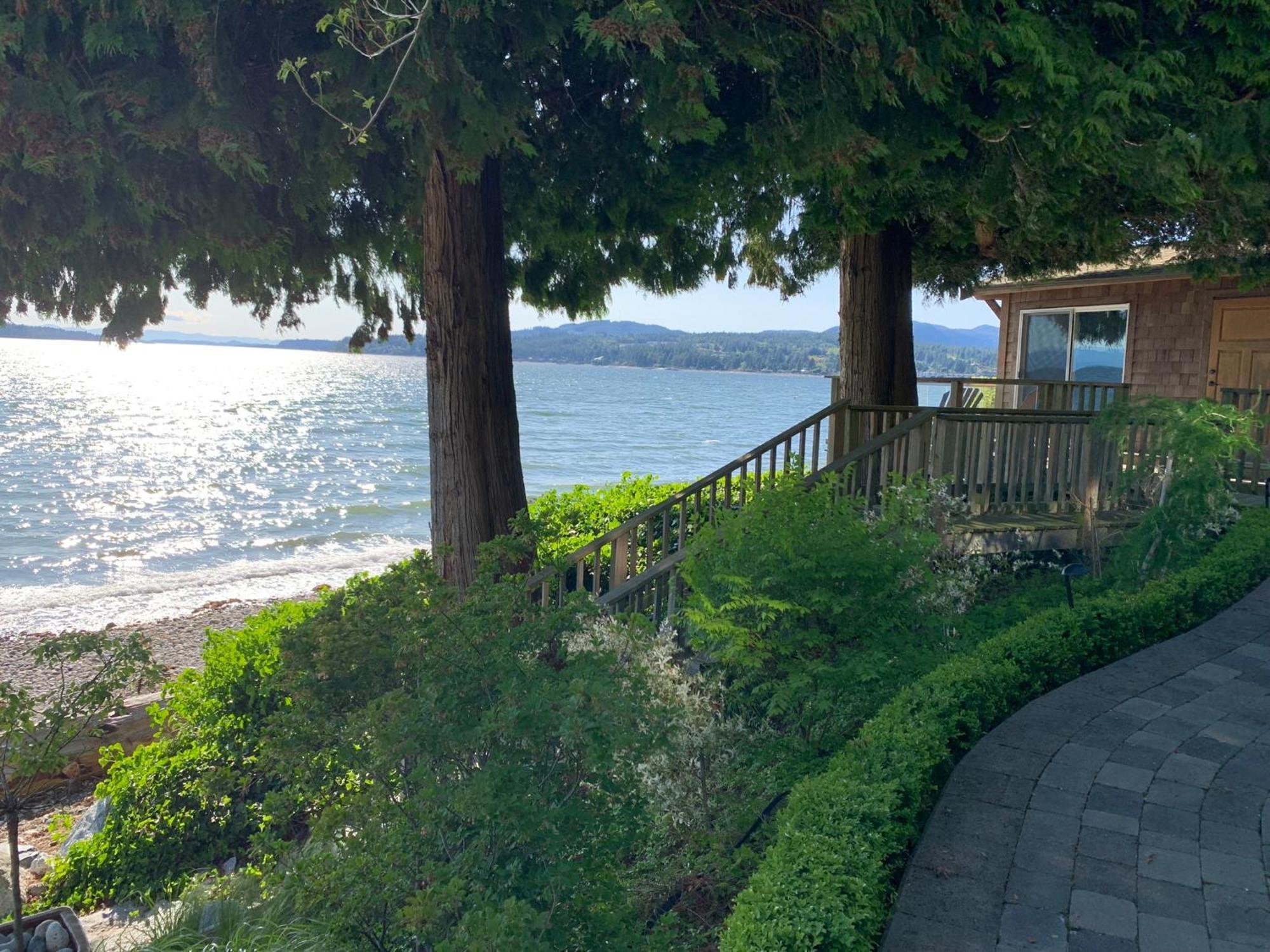 The Hideaway - Eagles Homestay Sechelt