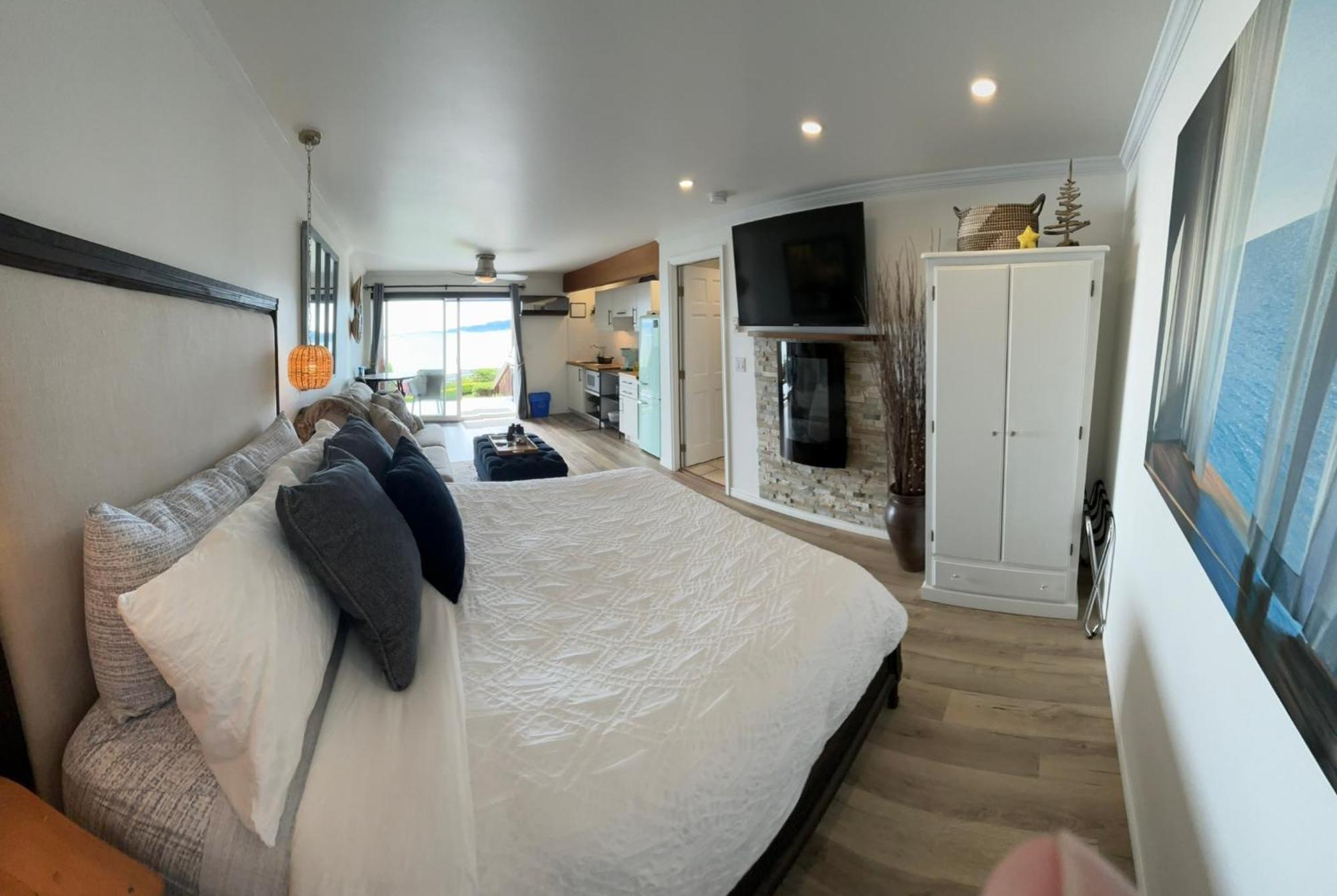 The Hideaway - Eagles * Sechelt